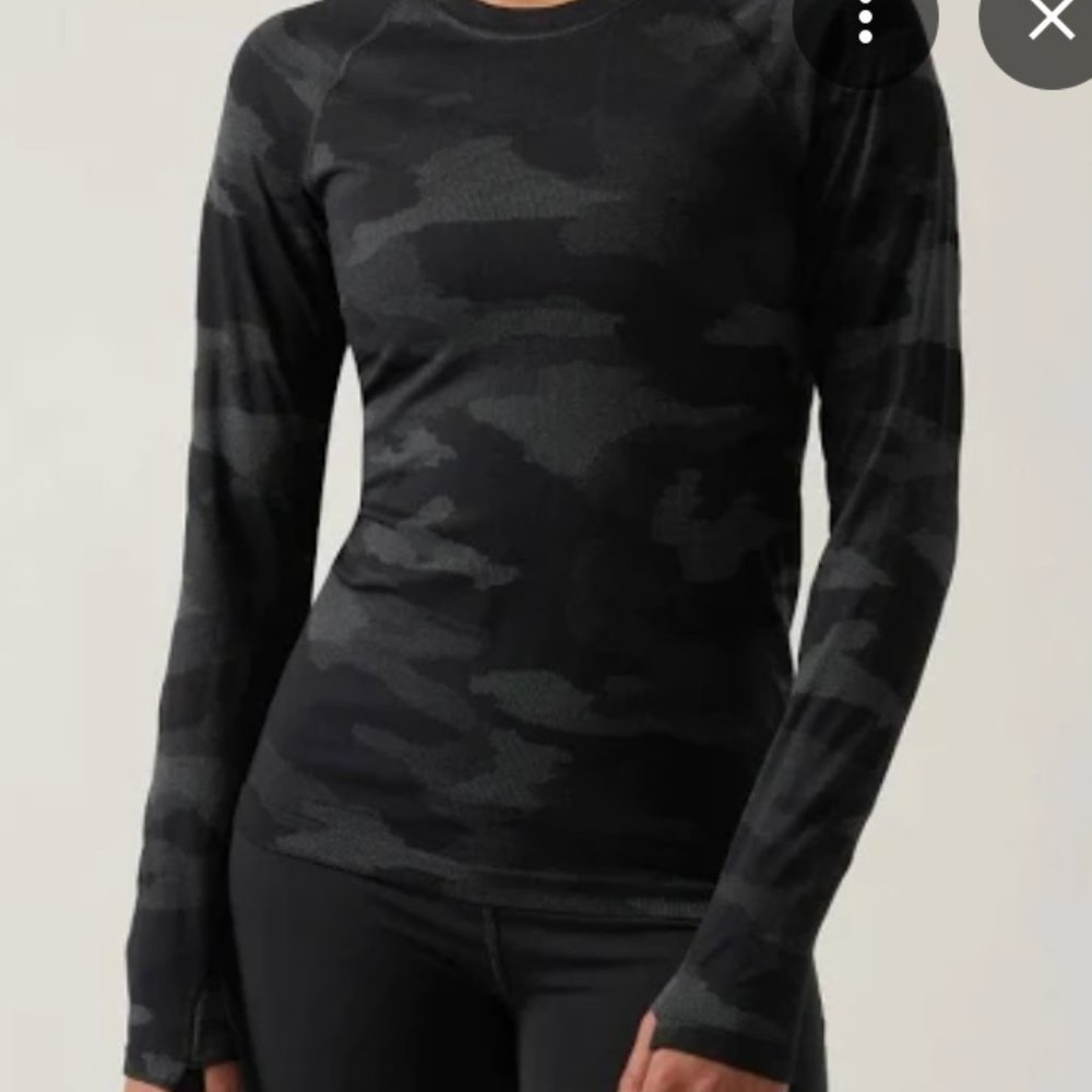 Athleta Momentum Seamless Long Sleeve Activewear Shirt Camo Top
